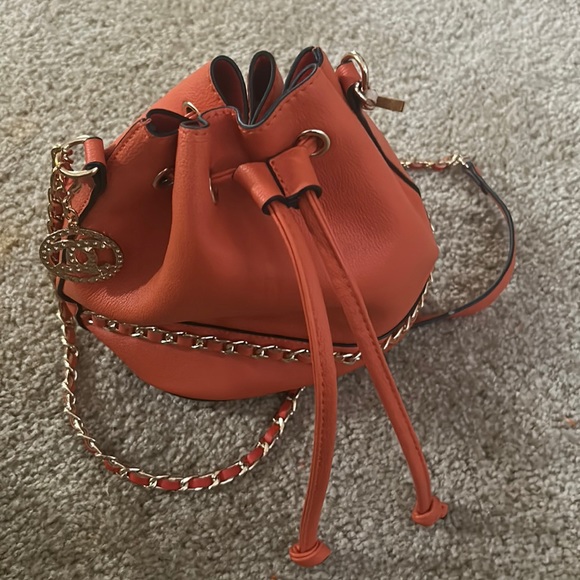 It was given too me and it was a little to big - Picture 1 of 2